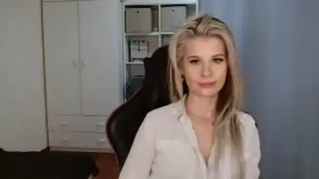 Snapshot of KristineGlow chatting on 04-06-26, 06:20 KristineGlow online show from 04-06-26, 06:20