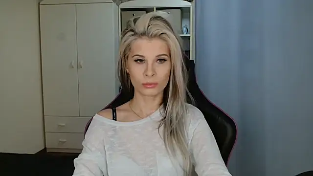 Snapshot of KristineGlow chatting on 04-17-26, 06:16 KristineGlow online show from 04-17-26, 06:16