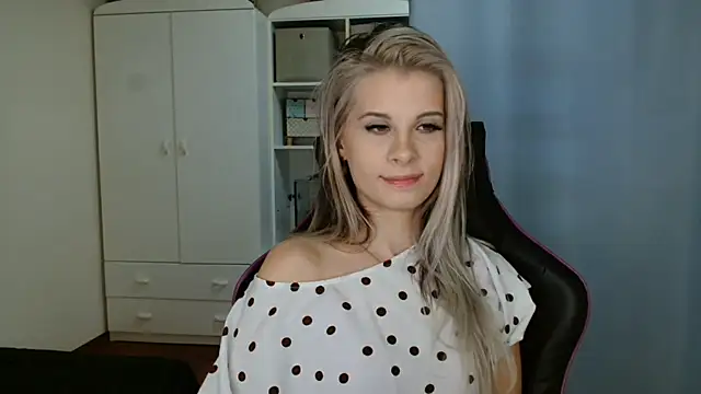 Snapshot of KristineGlow chatting on 03-27-26, 08:26 KristineGlow online show from 03-27-26, 08:26