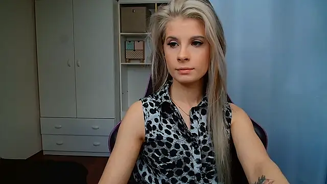 Snapshot of KristineGlow chatting on 06-01-26, 06:13 KristineGlow online show from 06-01-26, 06:13