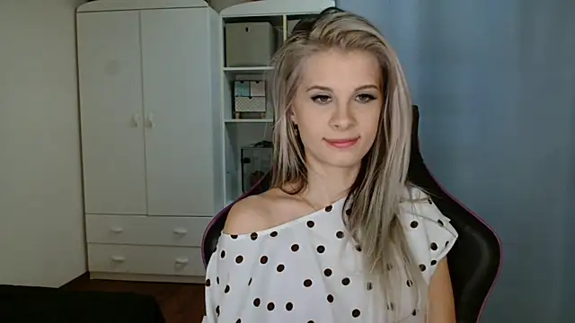 Snapshot of KristineGlow chatting on 03-27-26, 07:17 KristineGlow online show from 03-27-26, 07:17