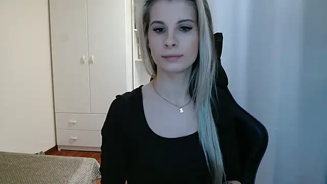 Snapshot of KristineGlow chatting on 05-20-26, 06:27 KristineGlow online show from 05-20-26, 06:27