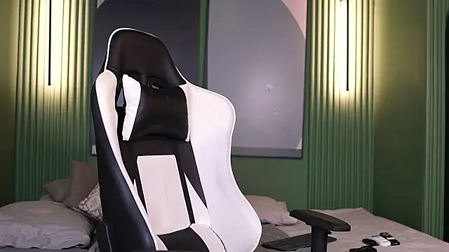 Snapshot of Nick_Vans chatting on 10-10-25, 12:50 Nick Vans online show from 10-10-25, 12:50