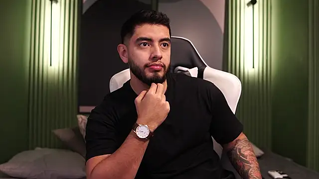 Snapshot of Nick_Vans chatting on 10-11-25, 12:39 Nick Vans online show from 10-11-25, 12:39