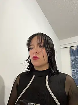 Snapshot of aliciia_23 chatting on 11-11-25, 12:27 aliciia 23 online show from 11-11-25, 12:27