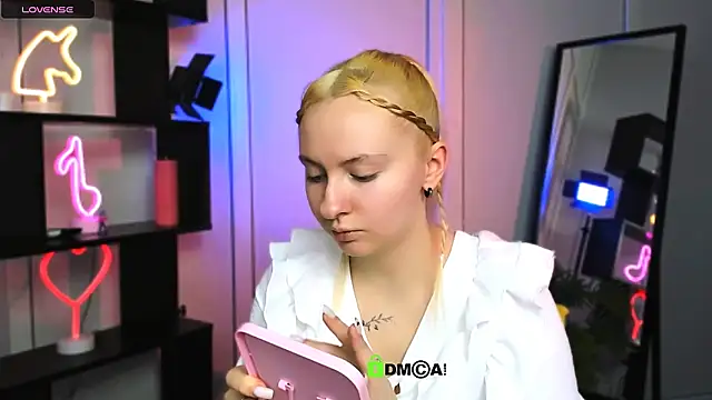 mila glow1 online show from 12-17-25, 07:30