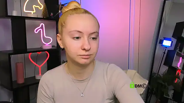 mila glow1 online show from 12-21-25, 06:37