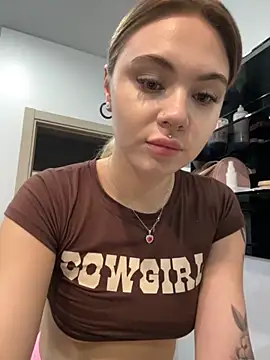 Snapshot of LunaMillie chatting on 10-20-25, 08:37 LunaMillie online show from 10-20-25, 08:37