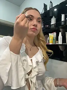 Snapshot of LunaMillie chatting on 09-19-25, 05:00 LunaMillie online show from 09-19-25, 05:00