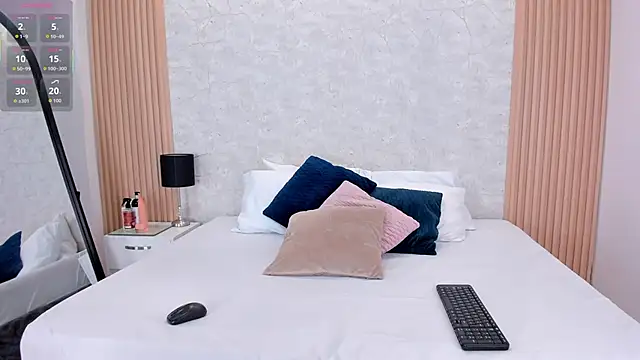 Snapshot of NaomyCollins__ chatting on 09-30-25, 01:39 NaomyCollins online show from 09-30-25, 01:39