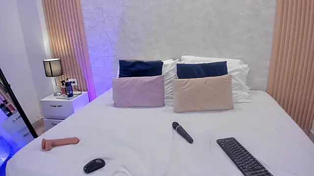 NaomyCollins   online show from 07-18-26, 03:26