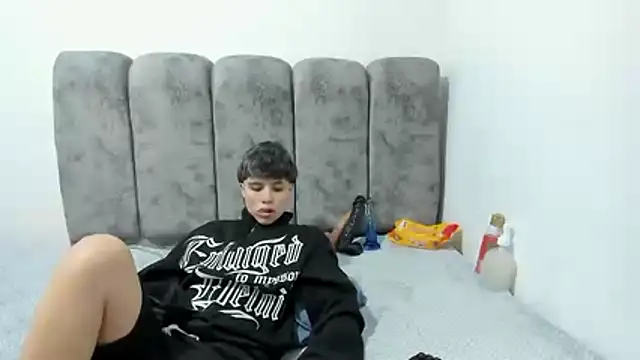 Snapshot of Bruno_Cruzz chatting on 04-18-26, 02:25 Bruno Cruzz online show from 04-18-26, 02:25