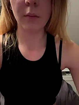 ellieen online show from 10-18-25, 09:39