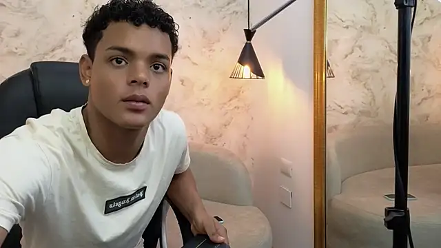 Snapshot of Valentino_Thompson chatting on 09-18-25, 07:39 Valentino Thompson online show from 09-18-25, 07:39