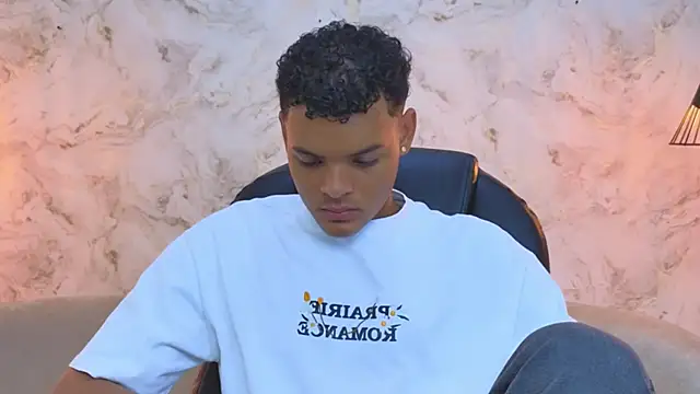 Snapshot of Valentino_Thompson chatting on 10-05-25, 07:59 Valentino Thompson online show from 10-05-25, 07:59