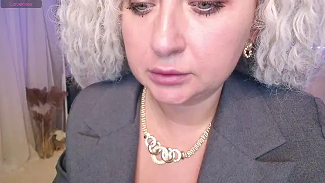 Snapshot of Lilit_1Love chatting on 10-21-25, 03:33 Lilit 1Love online show from 10-21-25, 03:33