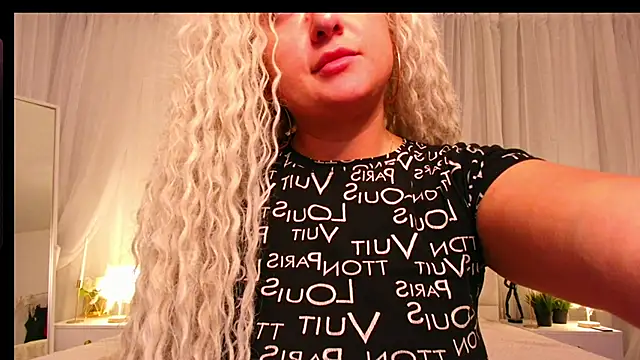 Snapshot of Lilit_1Love chatting on 09-19-25, 04:33 Lilit 1Love online show from 09-19-25, 04:33