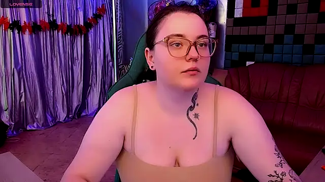 Snapshot of KatrinClark chatting on 10-14-25, 05:02 KatrinClark online show from 10-14-25, 05:02