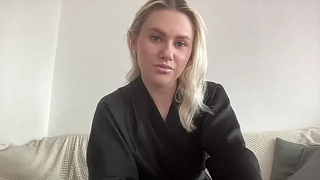 Snapshot of ElaraLuxxxe chatting on 10-08-25, 10:28 ElaraLuxxxe online show from 10-08-25, 10:28