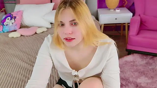 Evie Vall online show from 10-17-25, 03:25