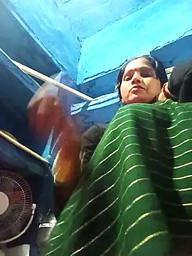 Snapshot of Jooli_xx chatting on 02-15-26, 03:44 Jooli xx online show from 02-15-26, 03:44