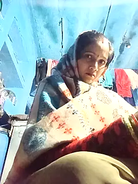 Snapshot of Jooli_xx chatting on 01-18-26, 04:05 Jooli xx online show from 01-18-26, 04:05