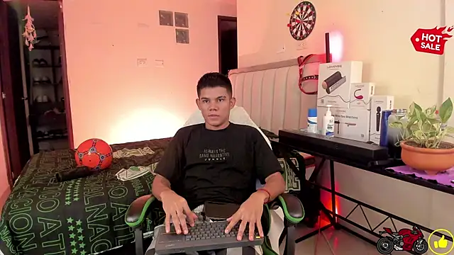 Snapshot of Jack_castell chatting on 10-08-25, 11:12 Jack castell online show from 10-08-25, 11:12