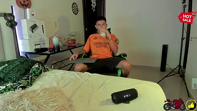 Snapshot of Jack_castell chatting on 10-16-25, 02:36 Jack castell online show from 10-16-25, 02:36