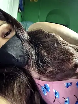 Snapshot of V-hot-swiet chatting on 10-28-25, 12:11 V-hot-swiet online show from 10-28-25, 12:11