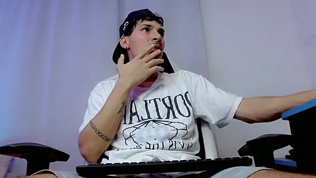 Snapshot of yankees_ chatting on 10-12-25, 05:31 yankees online show from 10-12-25, 05:31