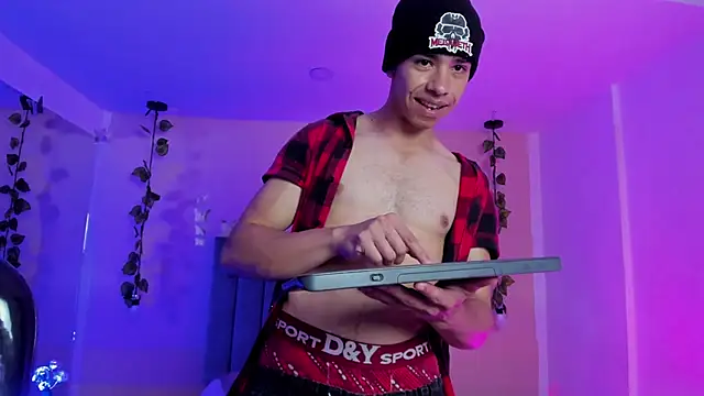 Muscle Scott online show from 11-06-25, 01:04