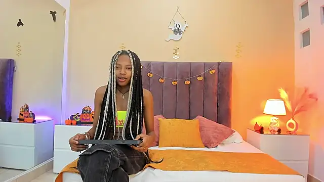 Snapshot of Kiaraa_y_Her_Crazy chatting on 10-08-25, 04:25 Kiaraa y Her Crazy online show from 10-08-25, 04:25