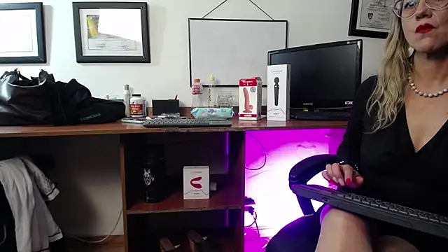 Snapshot of GretaVoss_ chatting on 01-17-26, 08:01 GretaVoss online show from 01-17-26, 08:01