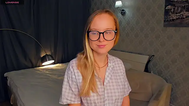 Snapshot of SoonMoor chatting on 10-18-25, 05:26 SoonMoor online show from 10-18-25, 05:26
