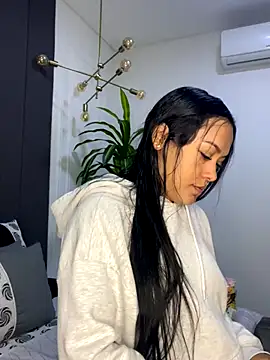TiffanyyLam online show from 10-04-25, 11:12