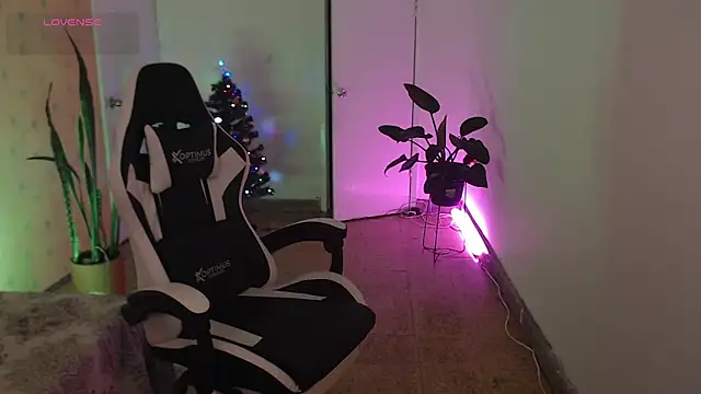 Ellyuwuw online show from 12-21-25, 10:54