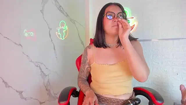 Snapshot of LolaXXXperience chatting on 10-22-25, 11:42 LolaXXXperience online show from 10-22-25, 11:42