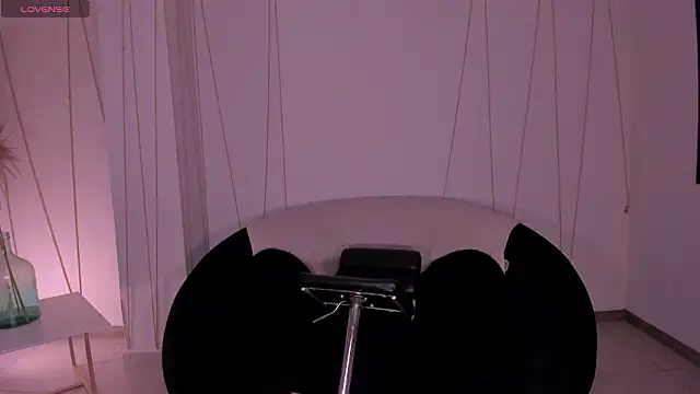 Snapshot of SussyBellX chatting on 02-13-26, 04:23 SussyBellX online show from 02-13-26, 04:23