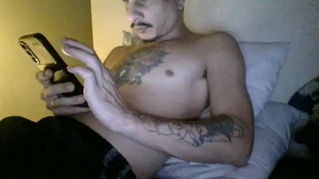 Snapshot of Skate012 chatting on 05-20-26, 09:39 Skate012 online show from 05-20-26, 09:39