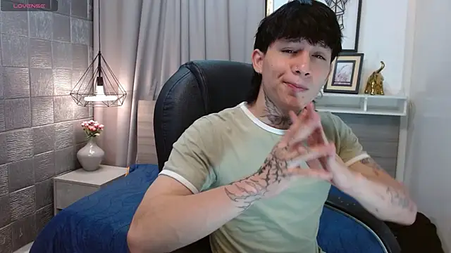 Iantwink18 online show from 10-25-25, 08:09