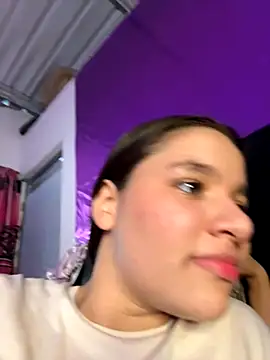 Snapshot of Ashley_and_Zoe chatting on 10-29-25, 03:44 Ashley and Zoe online show from 10-29-25, 03:44