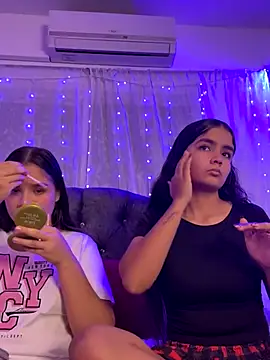 Snapshot of Ashley_and_Zoe chatting on 09-09-25, 12:43 Ashley and Zoe online show from 09-09-25, 12:43