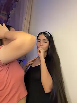 Snapshot of Ashley_and_Zoe chatting on 12-18-25, 09:18 Ashley and Zoe online show from 12-18-25, 09:18