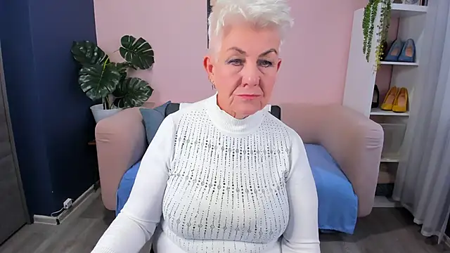 Snapshot of HotandMature chatting on 11-05-25, 08:17 HotandMature online show from 11-05-25, 08:17