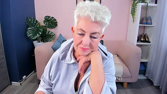 Snapshot of HotandMature chatting on 09-29-25, 08:10 HotandMature online show from 09-29-25, 08:10