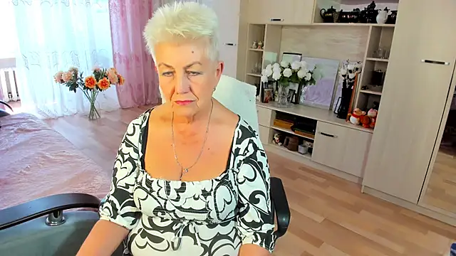 Snapshot of HotandMature chatting on 06-08-26, 11:11 HotandMature online show from 06-08-26, 11:11