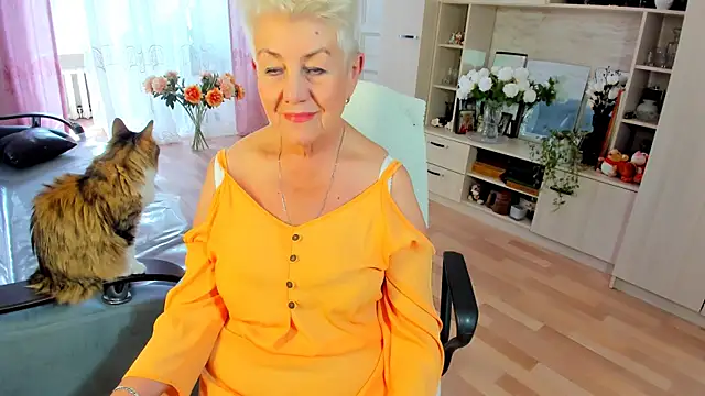 Snapshot of HotandMature chatting on 06-25-26, 11:26 HotandMature online show from 06-25-26, 11:26