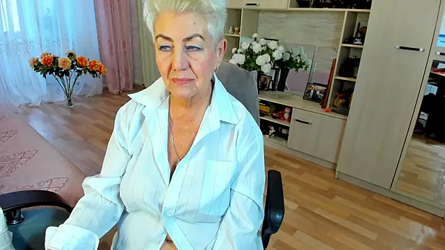 Snapshot of HotandMature chatting on 01-12-26, 08:43 HotandMature online show from 01-12-26, 08:43