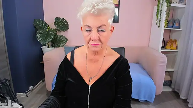 Snapshot of HotandMature chatting on 11-12-25, 08:29 HotandMature online show from 11-12-25, 08:29