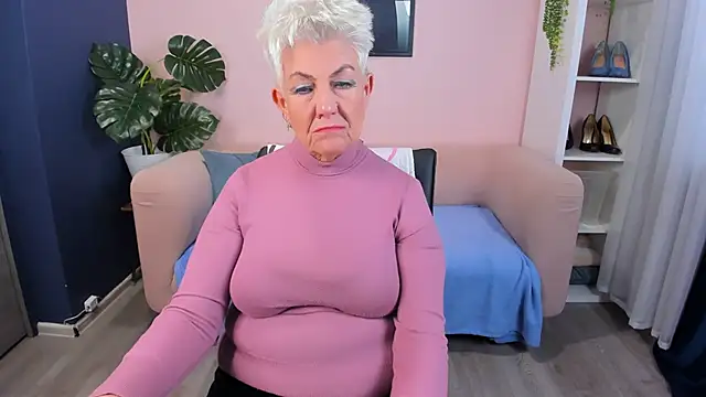 Snapshot of HotandMature chatting on 10-17-25, 08:39 HotandMature online show from 10-17-25, 08:39